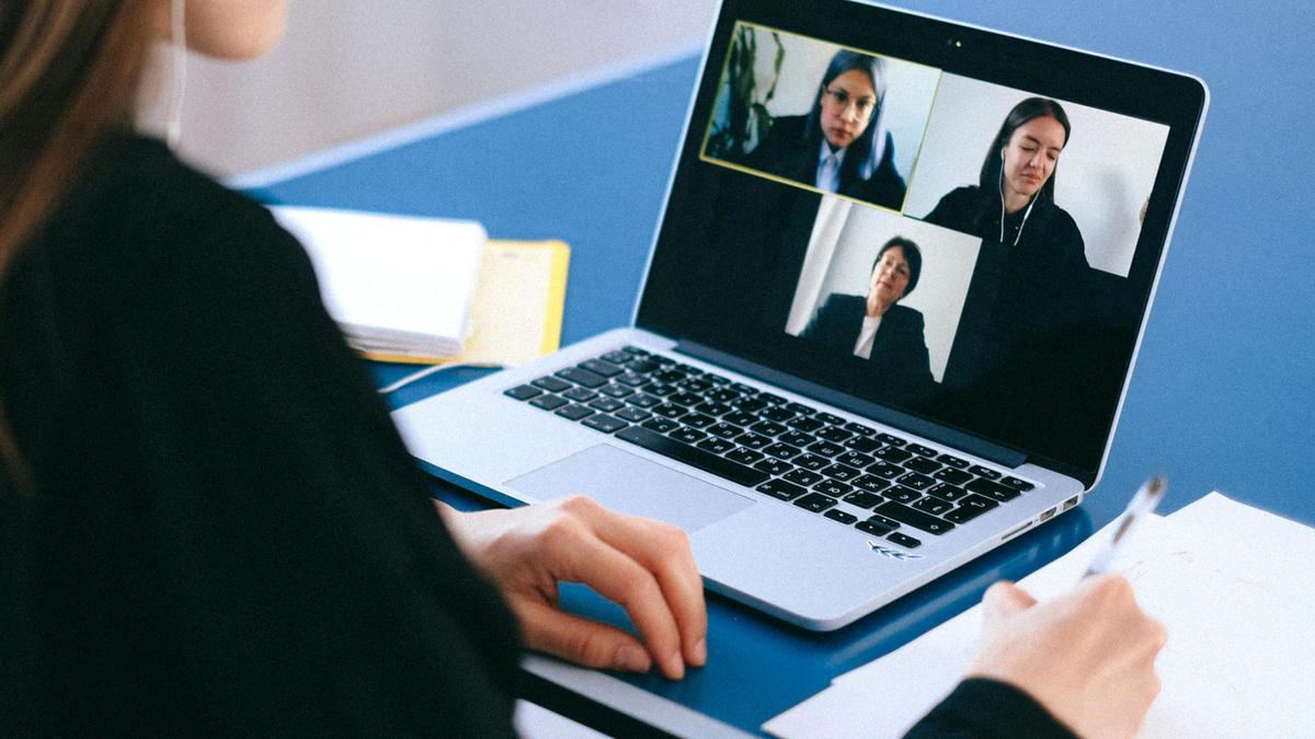 La digitalización ofrece inmediatez y eficiencia, pero también plantea un riesgo de despersonalización.