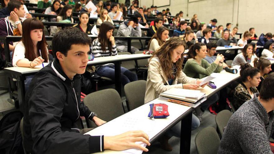 Estudiantes, durante la pasada Selectividad celebrada en la UPNA.