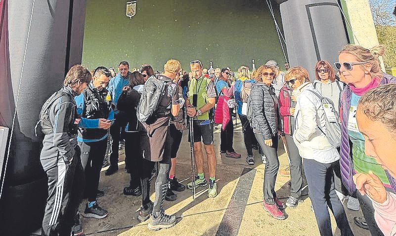 Salida de la marcha corta en Traslaviña (Artzentales).