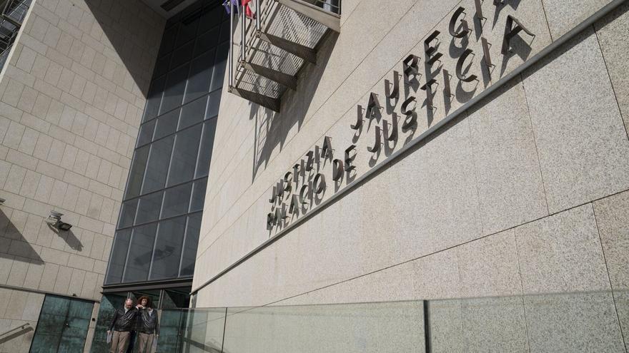 Arrojan pintura e impiden la entrada a los juzgados de Donostia en una concentración en favor del euskera