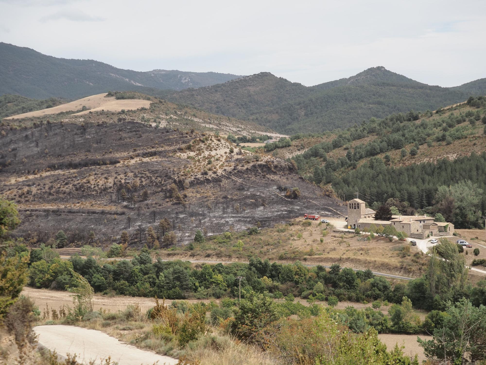 Fotos de las labores de extinción del incendio en Urraúl Alto, Urrulgaine