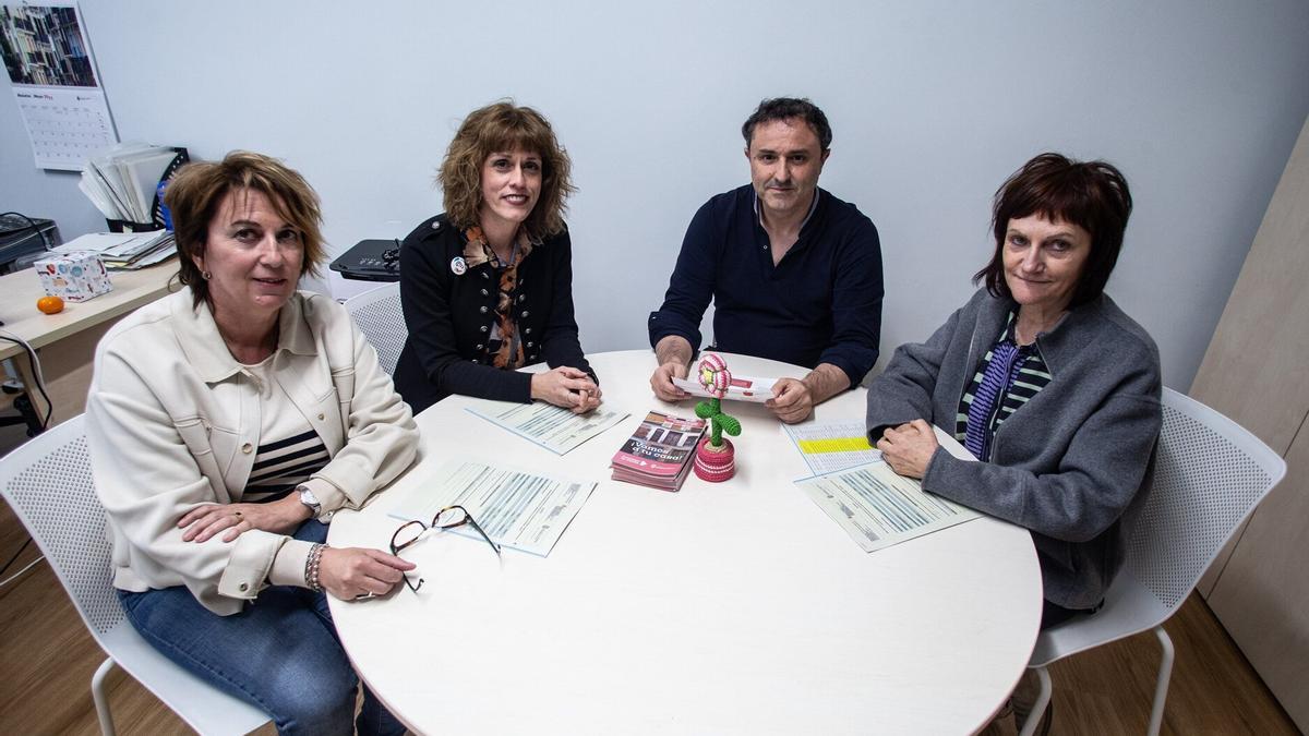De izquierda a derecha, María José Ramos, Beatriz Ruiz, Juan José Gómez y Erantxu Larrayoz, durante la presentación del programa a principios de mayo.