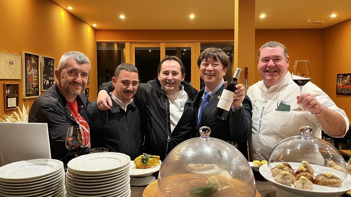 Los cocineros donostiarras y Azpeitia, con Itaru Ishii en la réplica de Aratz Erretegia en Japón