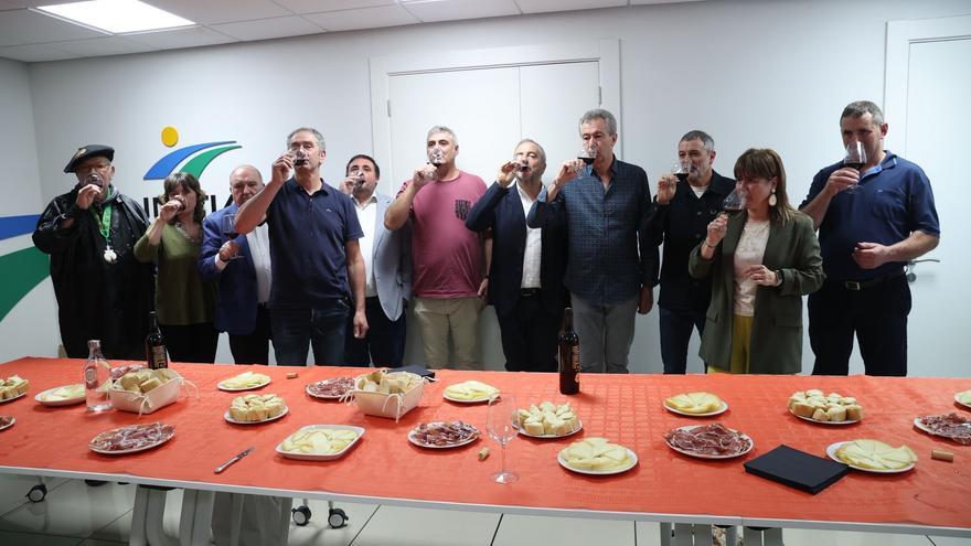 El prestigioso cocinero Enrique Martínez, del Maher, corta el primer Queso Idiazabal de 2026