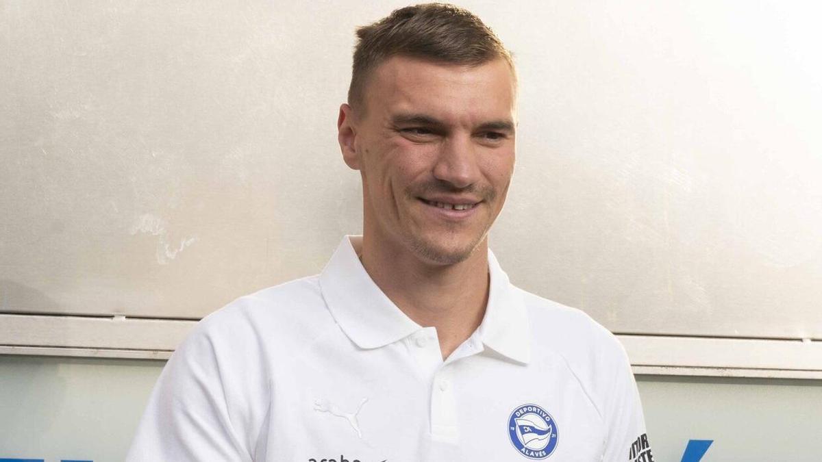 Nikola Maras durante las pruebas médicas del Alavés en la pretemporada.