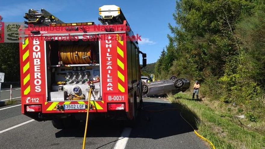 Imagen del coche volcado.