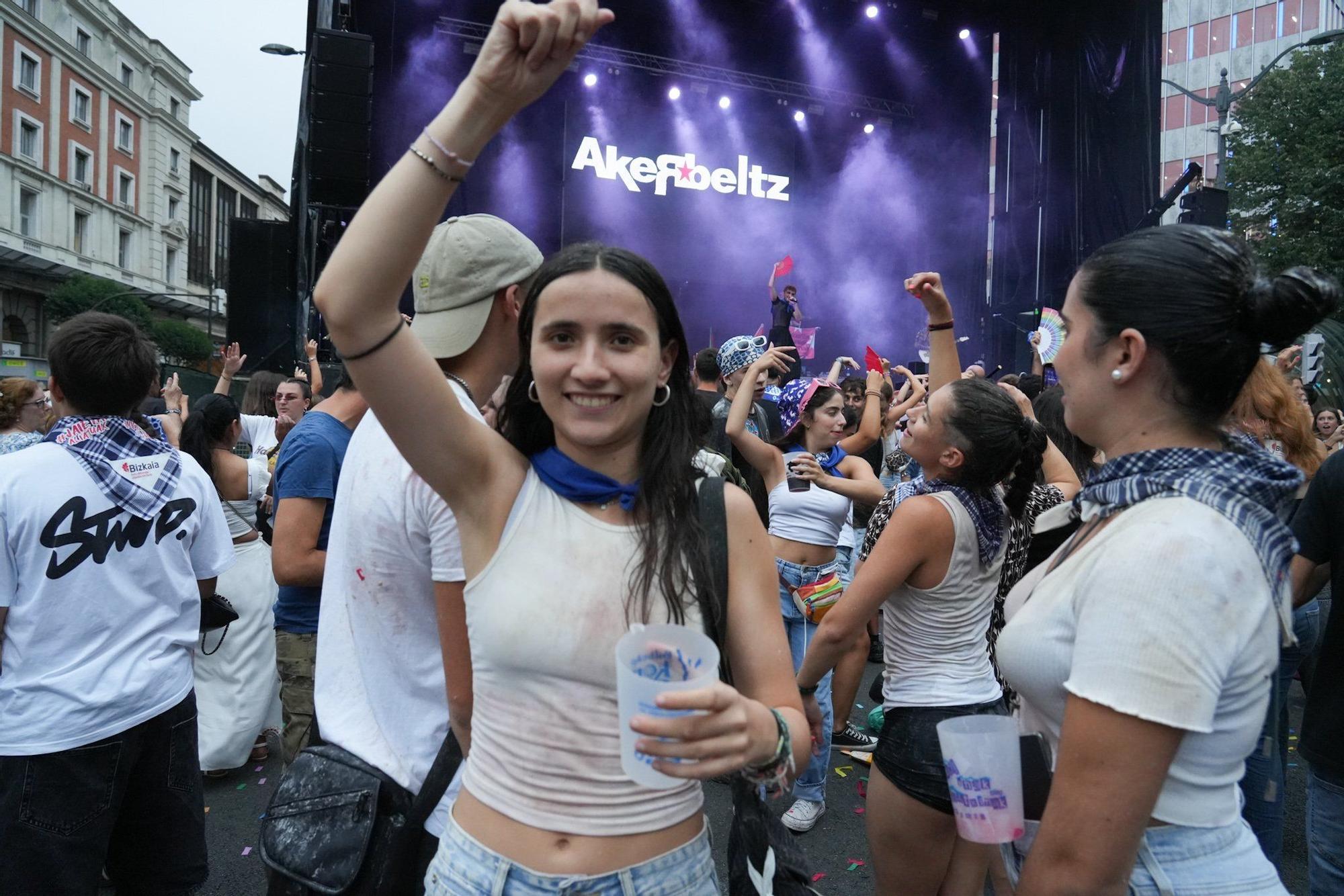 En imágenes: Una romería euskaldun con boas, falda y lentejuelas para abrir la fiesta con Akerbeltz
