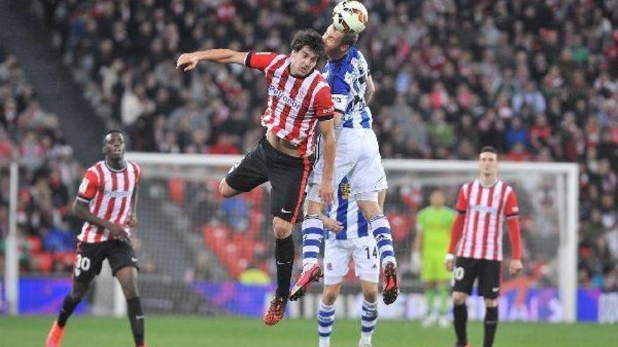 David Zurutuza pugna por un balón aéreo con Mikel San José.