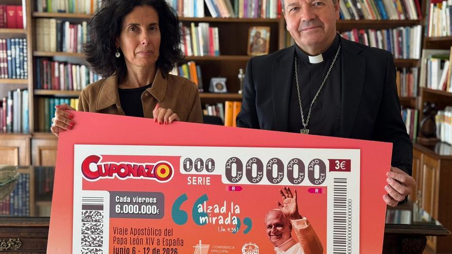 El obispo de Vitoria recibe el histórico 'Cuponazo' de la ONCE dedicado al Papa León XIV