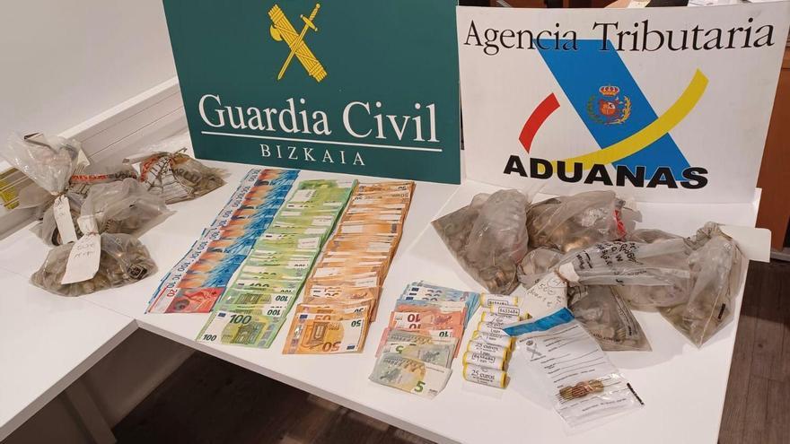 Un viajero intenta sacar del aeropuerto de Bilbao más de 25.000 euros sin declarar en su equipaje