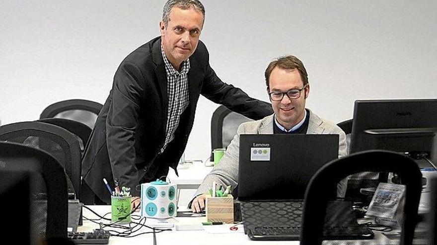 Gorka Sedano, gerente del Grupo Gisma, a la izquierda de la imagen