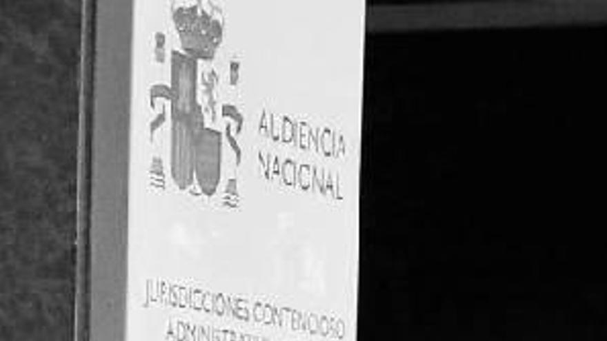 Ángel Acebes, entrando en la Audiencia Nacional para declarar.