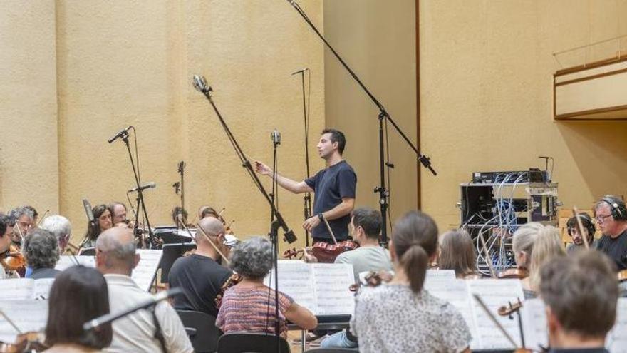 Pablo Urbina dirige a Euskadiko Orkestra en la grabación de la obra de José María San Martín