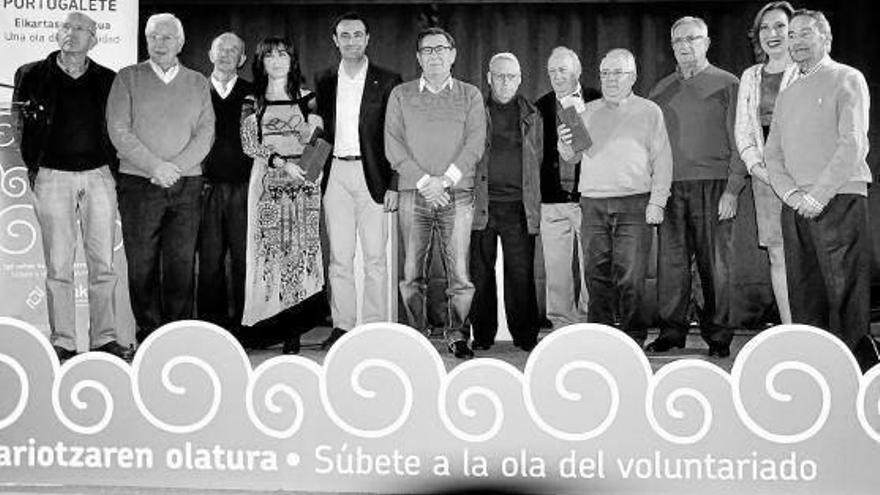 En la foto, el alcalde de Portugalete, Mikel Torres, y la concejala de Bienestar Social, MªJosé Blanco, con los galardonados en esta edición.