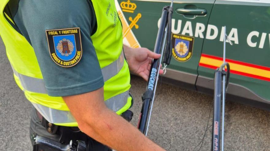 Intervienen dos fusiles de pesca en Sukarrieta
