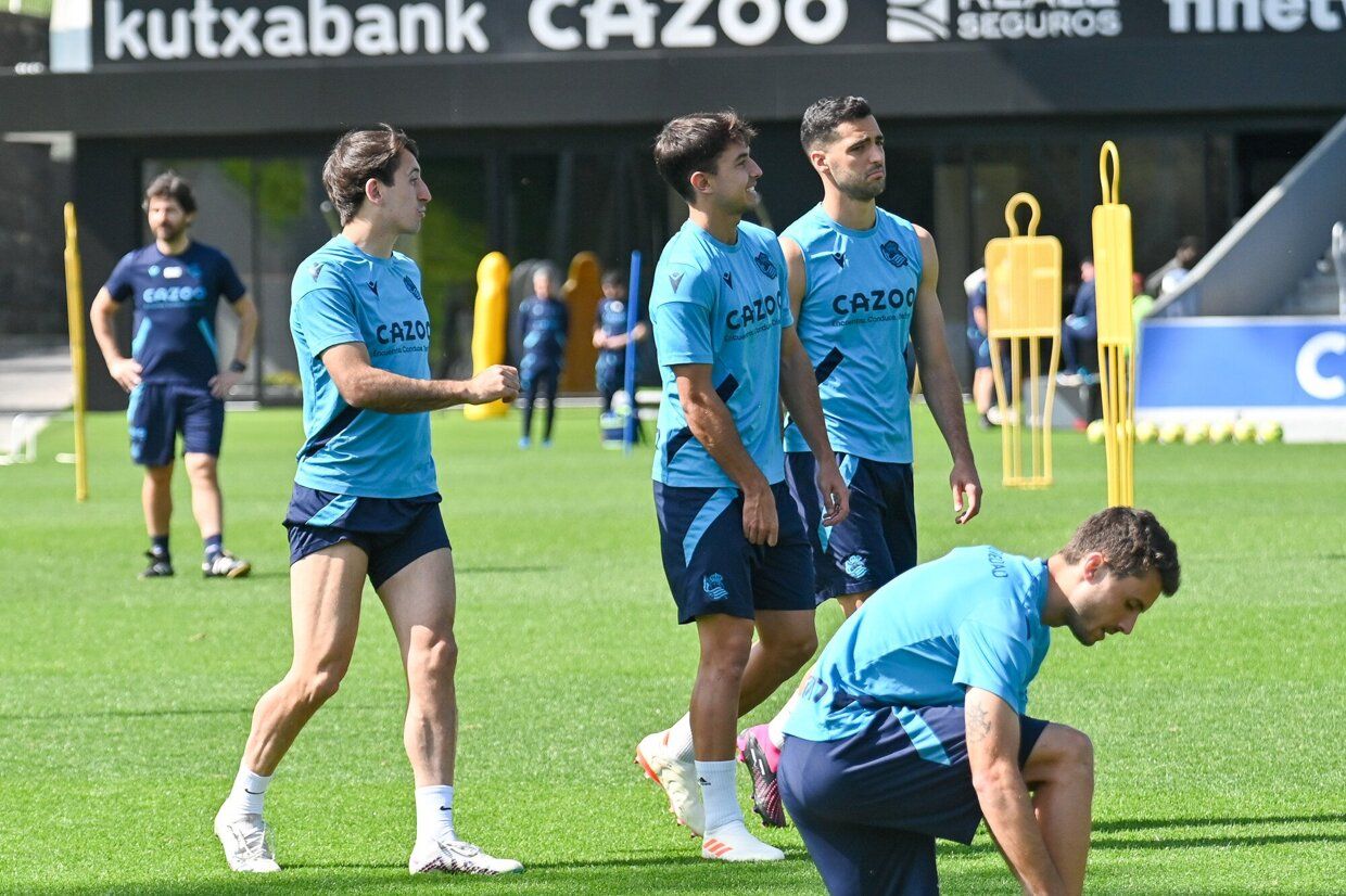 La Real se entrena junto a su afición en Zubieta.
