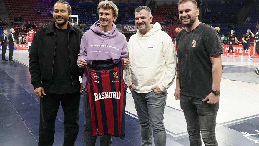 Antoine Griezmann viaja hasta Vitoria para ver el partido entre el Baskonia y el Armani Milán