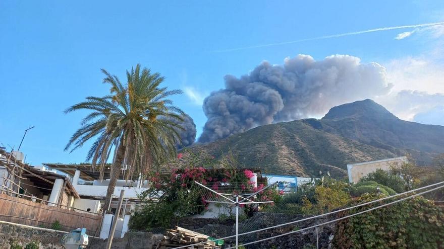 La erupción del volcán Stromboli pone en alerta naranja a la isla de Sicilia