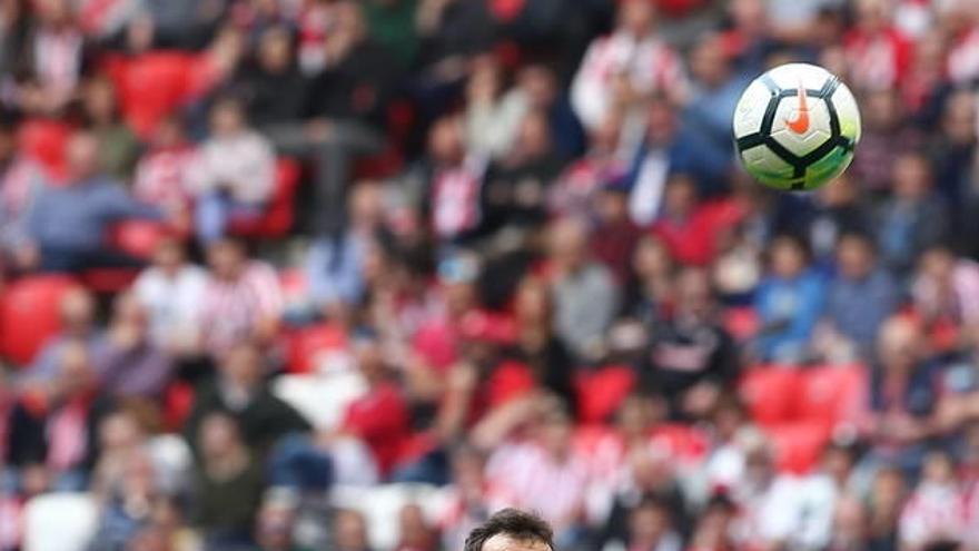 Iñigo Lekue, en una acción en el partido ante el Betis en San Mamés.