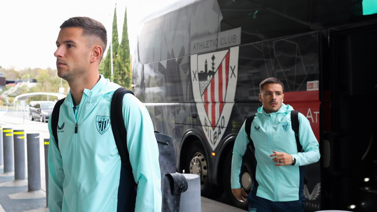 Gorka Guruzeta, a la salida ayer de la expedición del Athletic a Newcastle