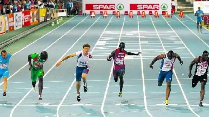 Momento de la llegada de la final de los 100 metros del Campeonato de Europa de Atletismo 2010.