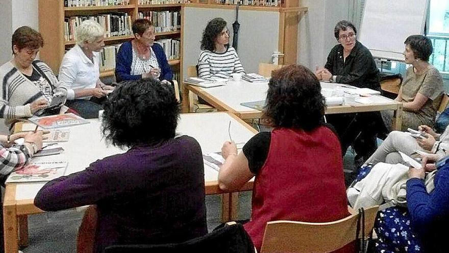 Participantes en una charla sobre literatura feminista. Foto: N.G.