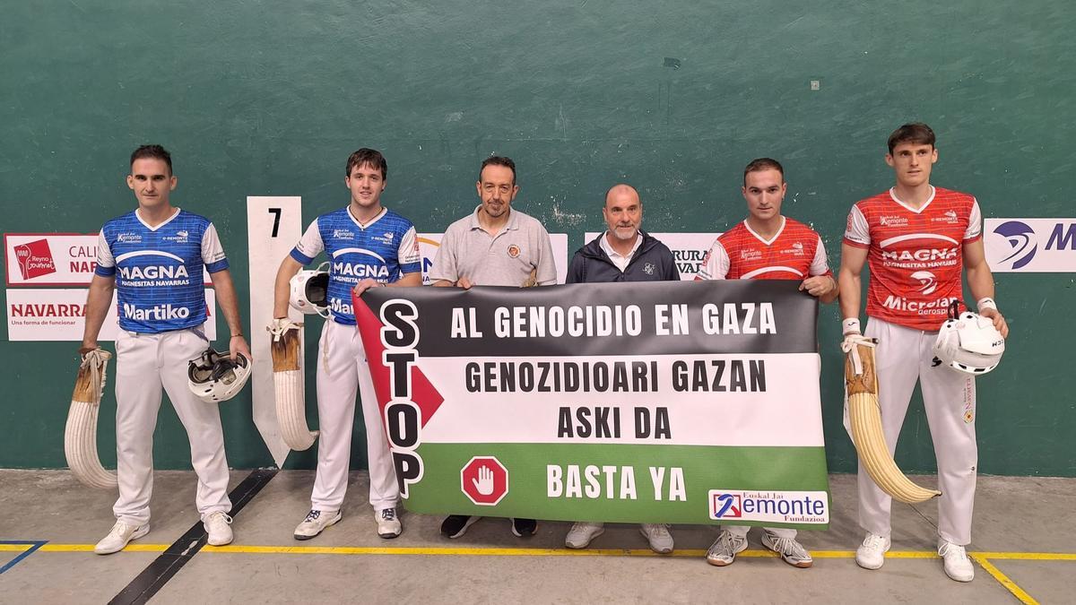 De izquierda a derecha, Ion, Mikelarena, Garrido (juez), Miguel Iglesias (concejal de Ayegui), Otxandorena y Otano, posando en Ayegui con una pancarta contra el genocidio en Gaza..