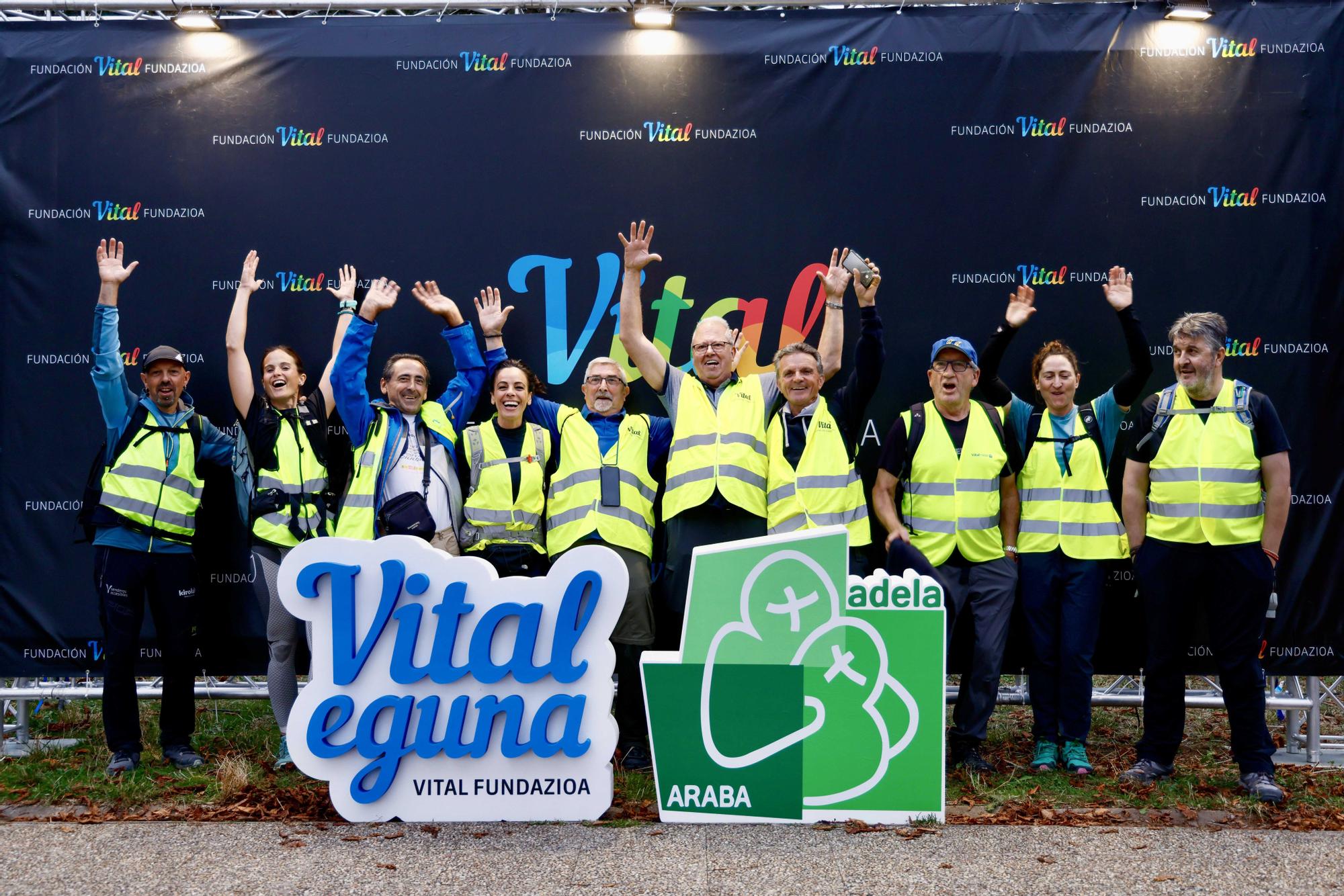 En imágenes: La marcha nocturna del Vital Eguna apoya a las personas con Ela