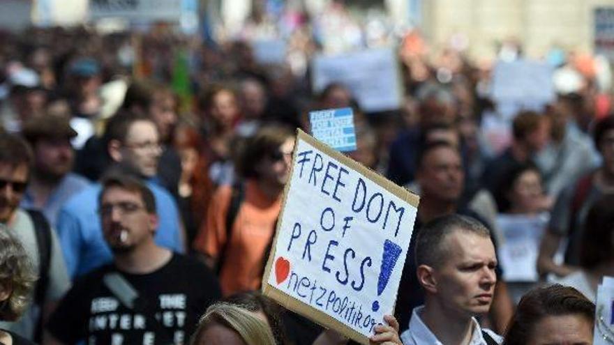 Uno de los carteles que defendían la libertad de expresión durante la manifestación de ayer.