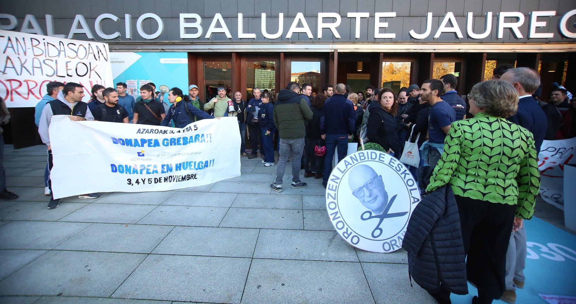 FOTOS | Momentos de tensión en la concentración de docentes de FP ante el Foro del Baluarte