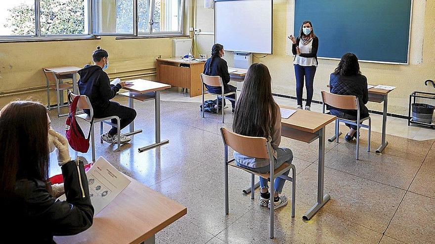 Estudiantes de Bachillerato en el regreso a clase este curso tras estar confinados en casa por la pandemia. Foto: Irekia