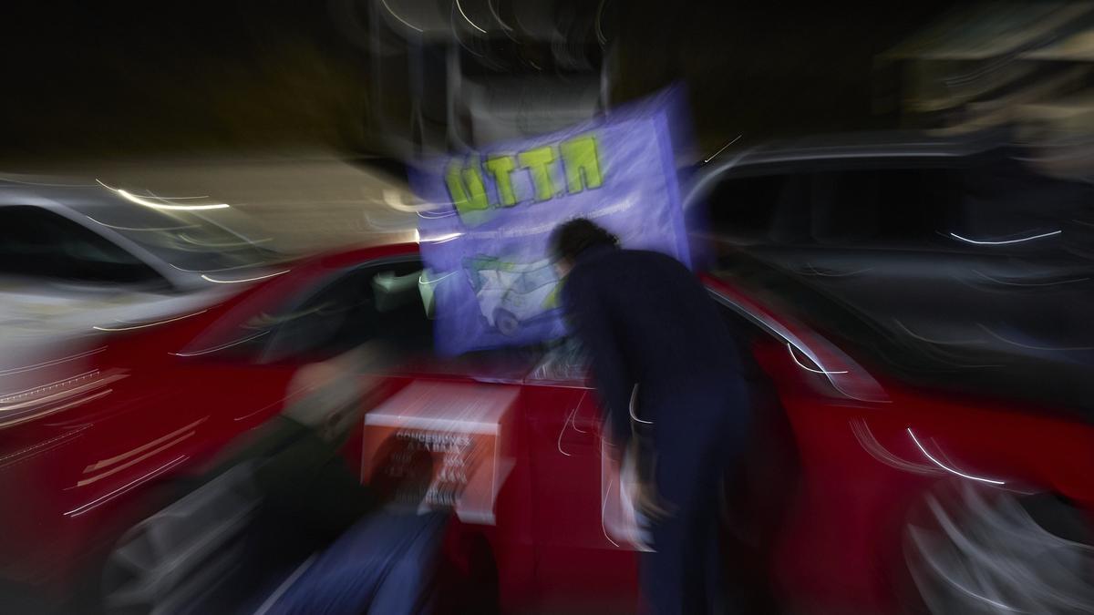 Caravana de coches de trabajadores de villavesas que exigen desatascar la negociación del convenio.