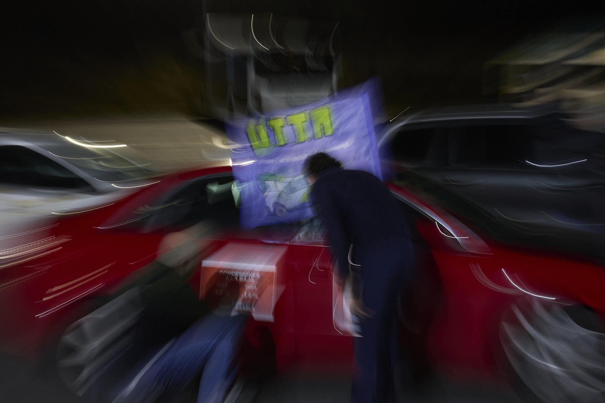 Caravana de coches de trabajadores de villavesas que exigen desatascar la negociación del convenio