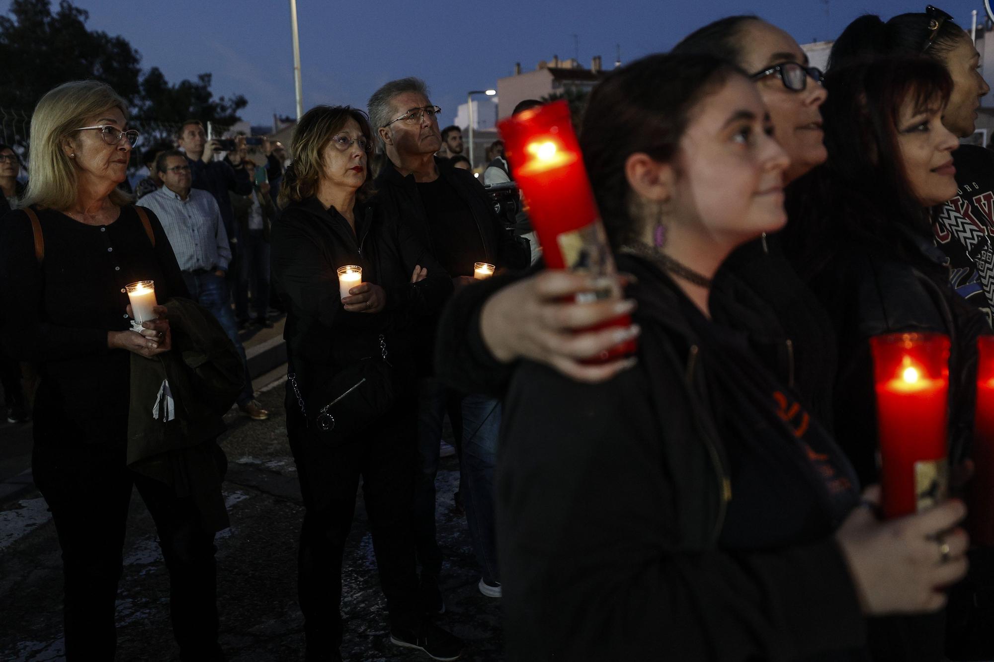 En imágenes: Decenas de velas en la rambla del Poyo homenajean a los fallecidos en la dana