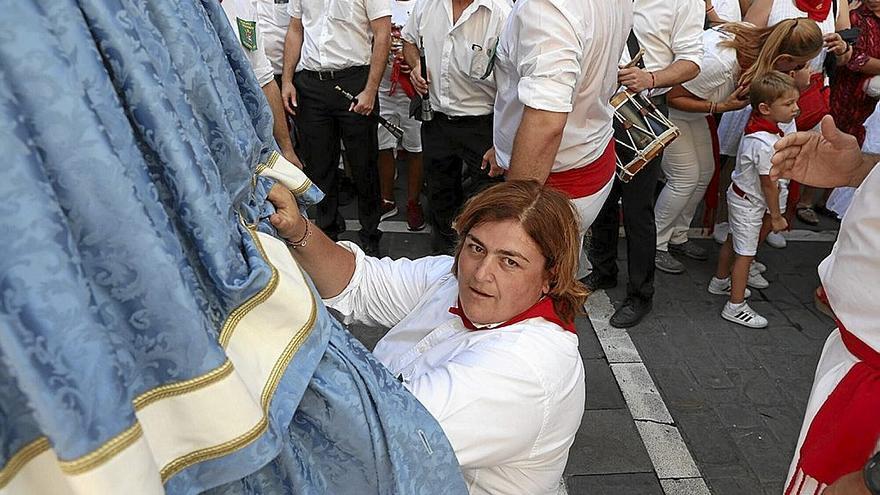 Susana Sánchez, miembro de la comparsa, realizó uno de los bailes durante el acto de ayer.  | UNAI BEROIZ