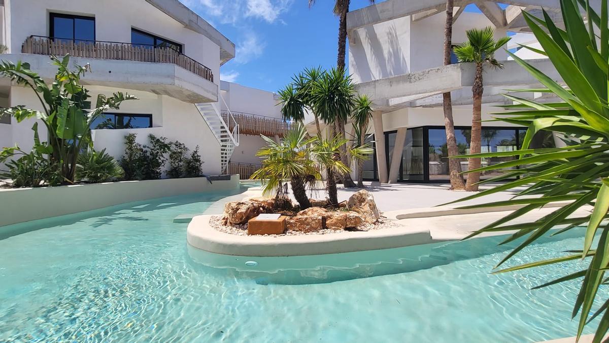 Lo rompedora piscina Mediterranean Sea, diseñada por una constructora donostiarra, para un hotel en Menorca