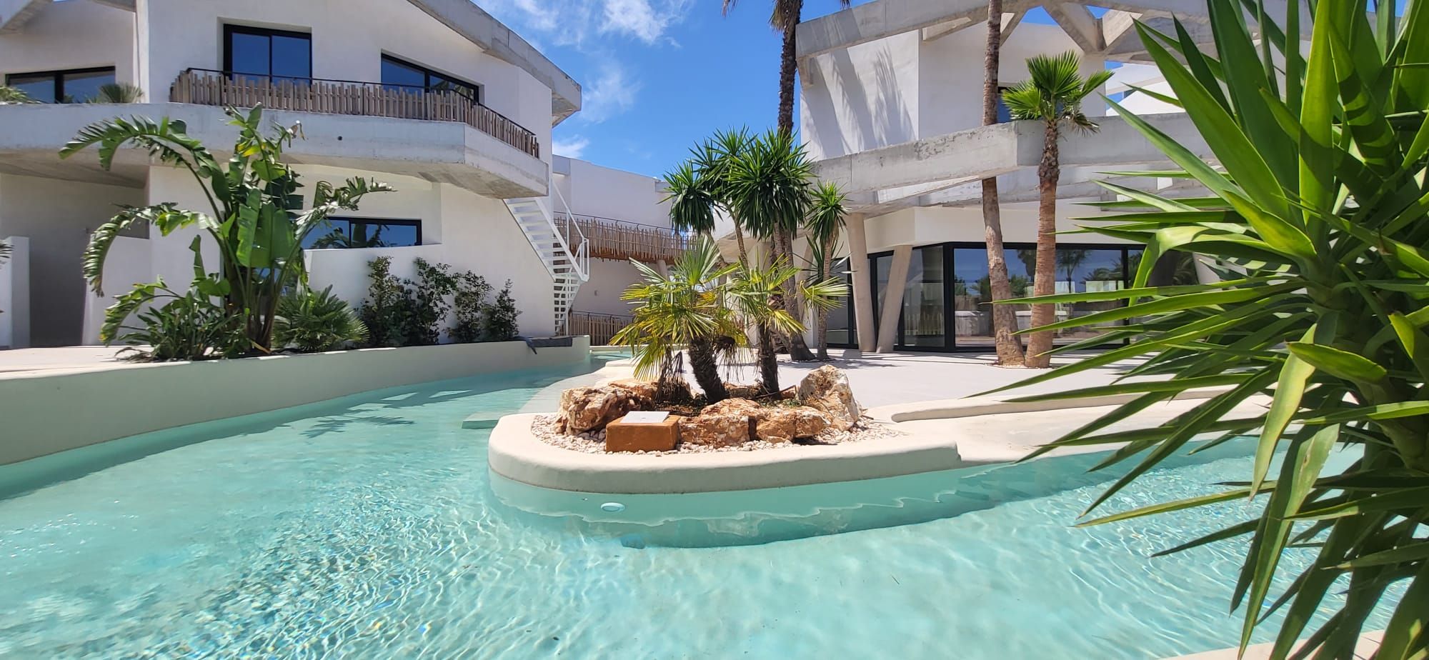 Lo rompedora piscina Mediterranean Sea, diseñada por una constructora donostiarra, para un hotel en Menorca