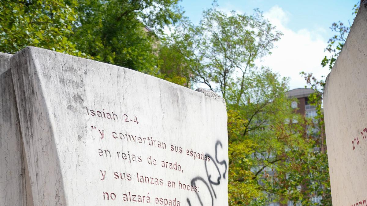 Desconocidos han pintado las palabras &quot;genocidas&quot;, &quot;Hamás mátalos&quot; y &quot;gora Palestina&quot; sobre la escultura &#039;Convivencia&#039;, obra de la artista israelita Yaël Artsi-Moyal