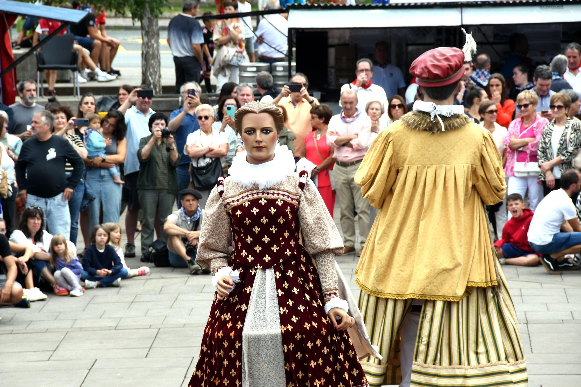 Elizondo celebra su día grande con bailes de gigantes y mutildantzak