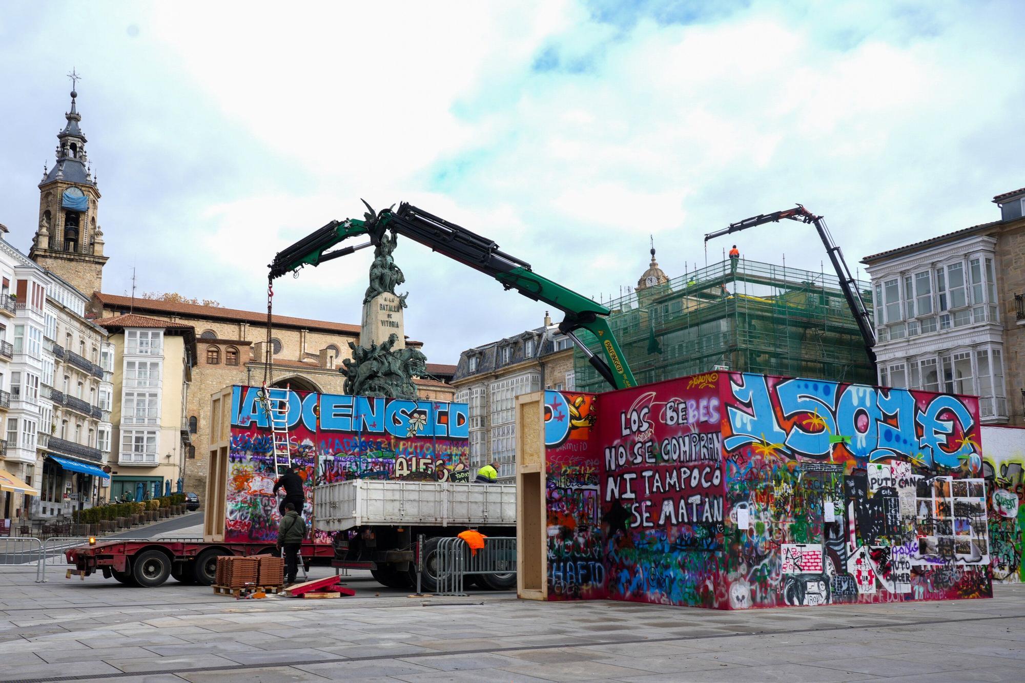 En imágenes: La Virgen Blanca retira su muro y espera ya la noria de Navidad