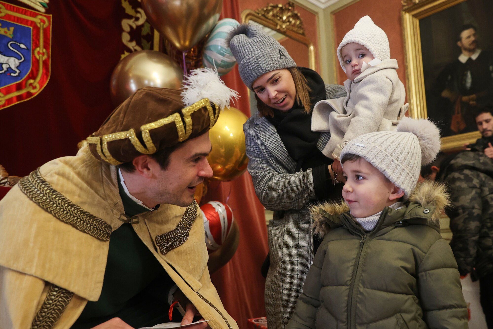 Cientos de jóvenes de Pamplona entregan sus cartas a los pajes de los Reyes Magos