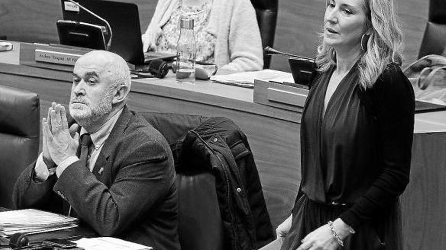 El consejero de Educación, José Luis Mendoza, y la portavoz del PPN, Ana Beltrán.