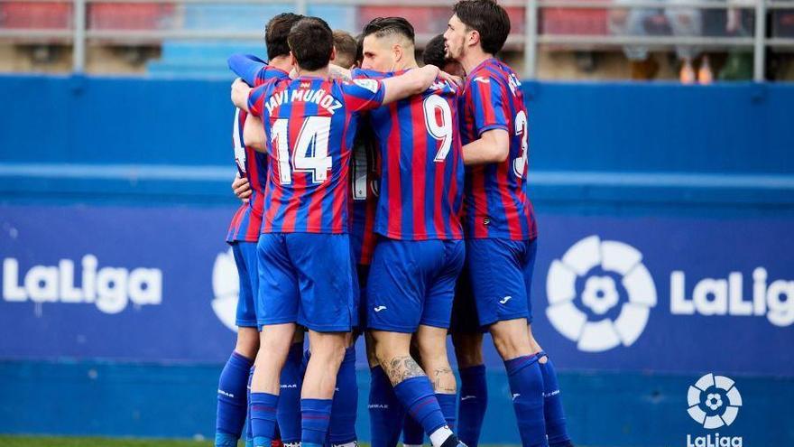 Los jugadores del Eibar felicitan por su gol a Stoichkov.