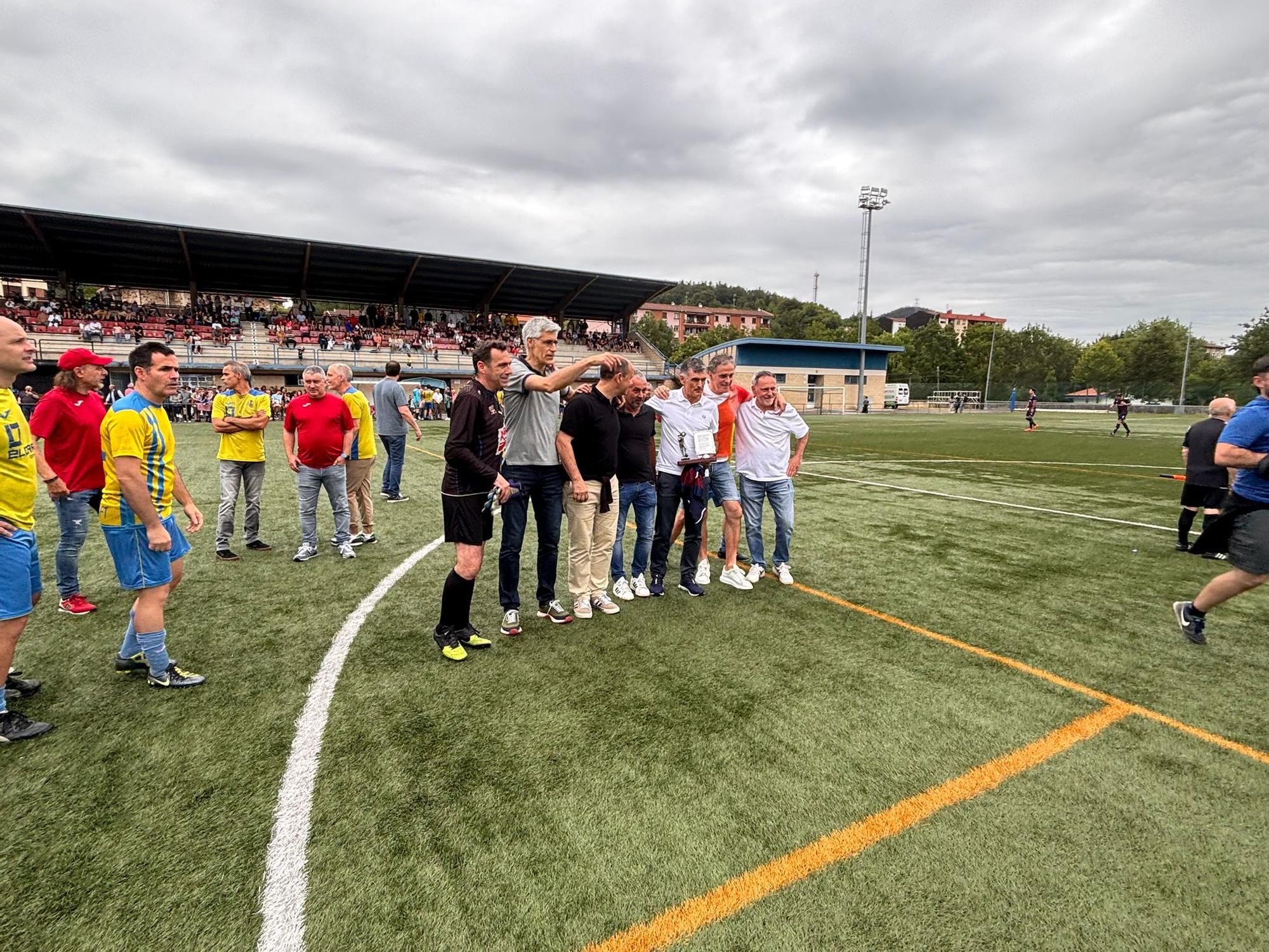 En imágenes: el Arratia homenajea a José Luis Mendilibar