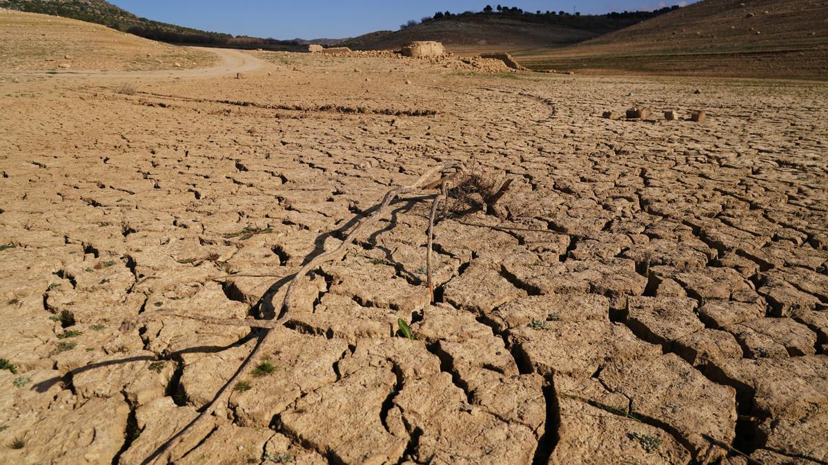 Los restos del antiguo pueblo de Peñarubia han quedado al descubierto por la ausencia de agua en el embalse de Guadalteba a causa de la extrema sequía a 3 de febrero de 2024 en Málaga, Andalucía.//Álex Zea.
