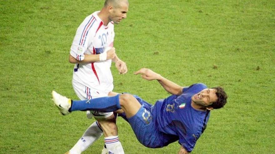 MAterazzi cae al suelo tras el cabezazo asestado por Zidane en la prórroga de la final del Mundial de 2006