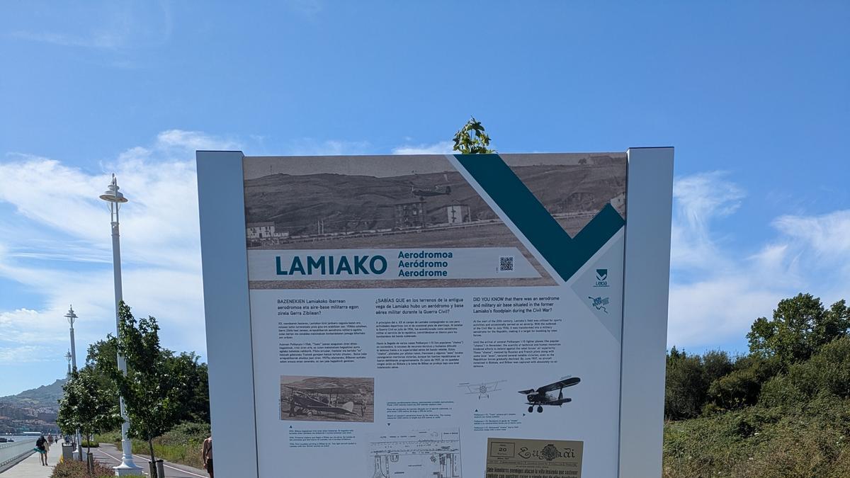 El panel dedicado al aeródromo que hubo en Lamiako durante la Guerra Civil.