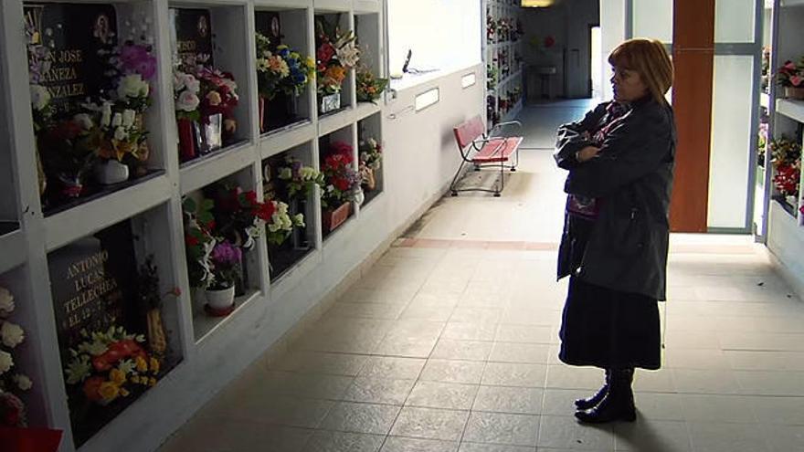 Asun Casasola, madre de Nagore, ante la tumba de su hija en un fragmento de la película.