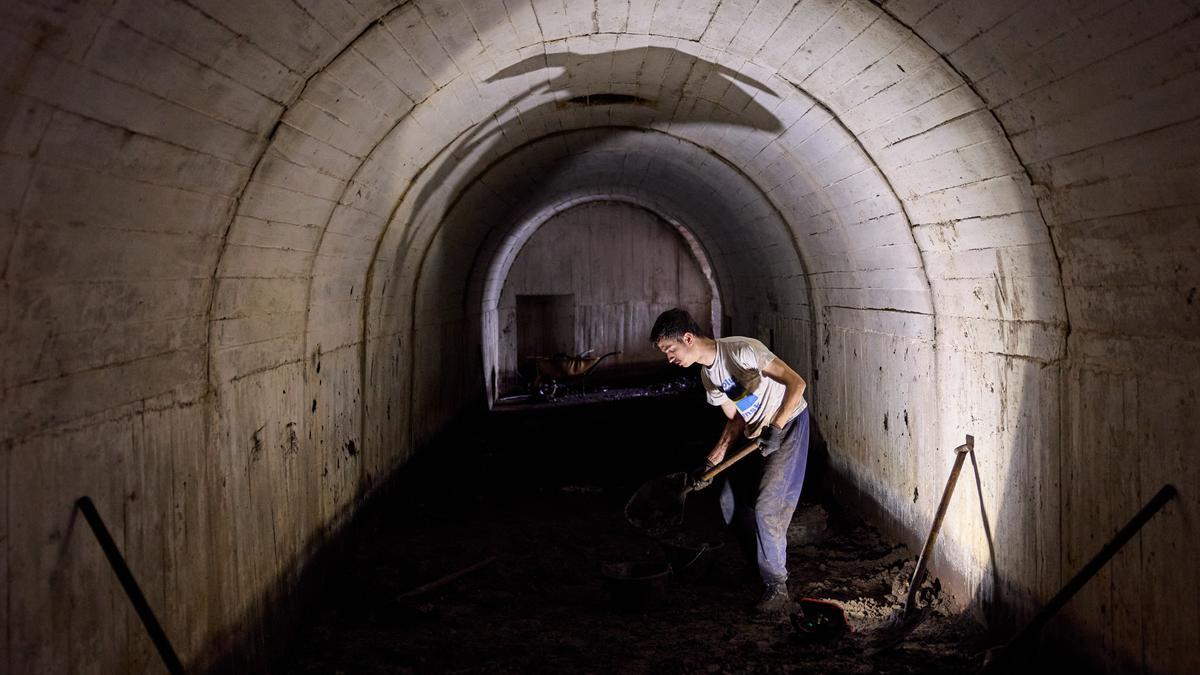 Joven trabajando en el interior del búnker.