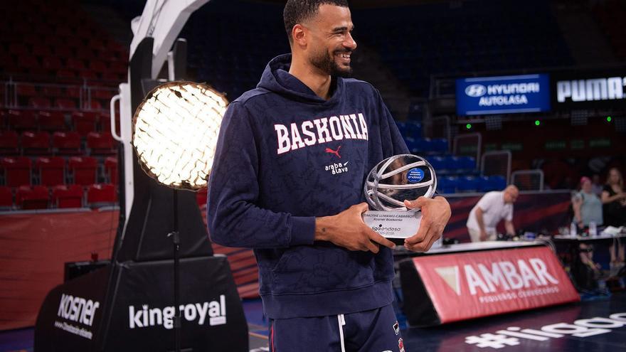 Luwawu-Cabarrot recibe el trofeo de Máximo Anotador de la ACB con sorpresa en el Buesa Arena